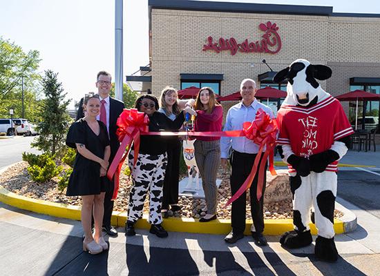 Members of the 在线博彩 and Chick-fil-A communities cut the ribbon on a wolf statue